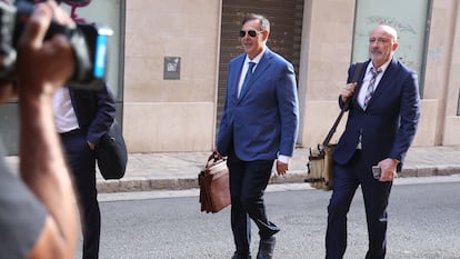 El juez Manuel Penalva (a la izquierda) y el fiscal Miguel Ángel Subirán (a la derecha), a su llegada a un juicio contra los investigados del 'caso Cursach', el pasado septiembre.