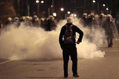 Un manifestante, frente a policías antidisturbios durante las protestas por la muerte del jubilado Christoulas.