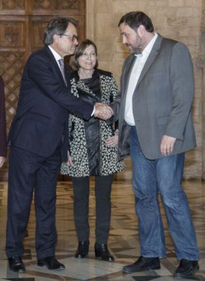 Artur Mas (izquierda) y Oriol Junqueras se saludan en presencia de la presidenta de la ANC, Carme Forcadell.