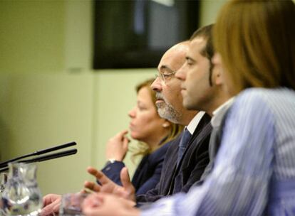 El portavoz del PSE, José Antonio Pastor, con el secretario general del Grupo Socialista, Oscar Rodríguez, y otros parlamentarios.