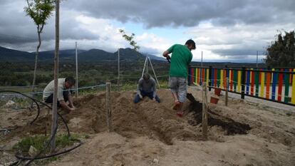 Padres trabajando en el huerto del colegio San Bartolom&eacute;.