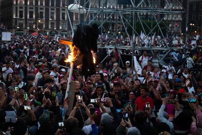 La muñeca de Norma Piña incendiada en el Zócalo capitalino, este sábado.