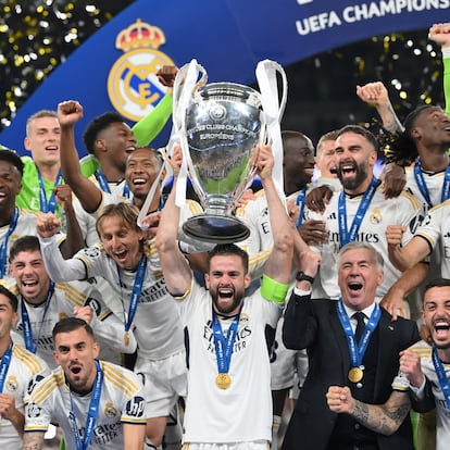 LONDON, ENGLAND - JUNE 01: Nacho Fernandez of Real Madrid lifts the UEFA Champions League Trophy after his team's victory  the UEFA Champions League 2023/24 Final match between Borussia Dortmund and Real Madrid CF at Wembley Stadium on June 01, 2024 in London, England. (Photo by Justin Setterfield/Getty Images)
