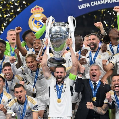 LONDON, ENGLAND - JUNE 01: Nacho Fernandez of Real Madrid lifts the UEFA Champions League Trophy after his team's victory the UEFA Champions League 2023/24 Final match between Borussia Dortmund and Real Madrid CF at Wembley Stadium on June 01, 2024 in London, England. (Photo by Justin Setterfield/Getty Images)