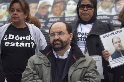 Álvarez Icaza junto a familiares de desaparecidos en Monterrey.