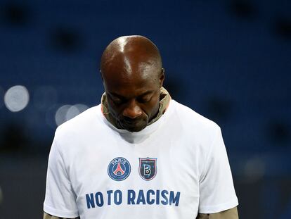 Pierre Webo, ayudante técnico del Estambul Basaksehir,con una camiseta contra el racismo el pasado 9 de diciembre.