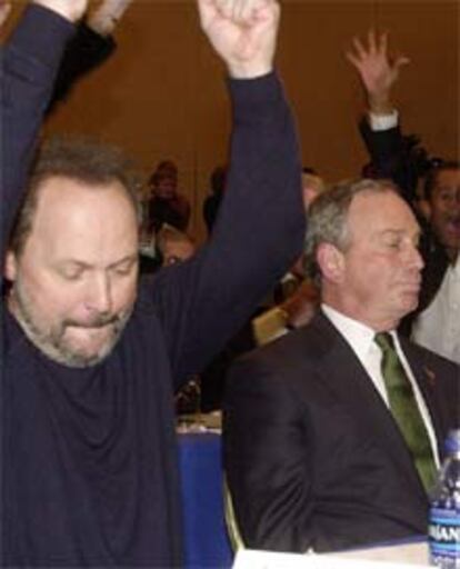 El actor Billy Crystal y el alcalde de Nueva York, Michael Bloomberg, celebran el resultado.