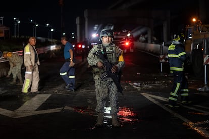 La zona sigue resguardada por elementos del ejército y la marina.