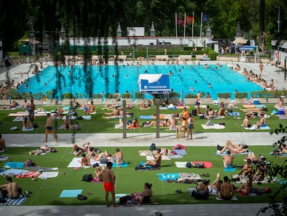 Ambiente en las piscinas de la Casa de Campo, este martes por la tarde.