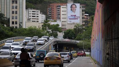 Una valla publicitaria con propaganda electoral del candidato presidencial Federico Gutiérrez, en Cali.