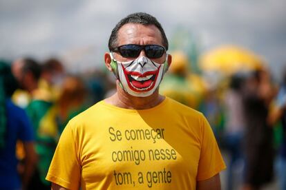 Apoiador de Bolsonaro usa máscara protetora contra o coronavírus em evento em Brasília.