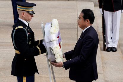 Fumio Kishida visita el cementerio militar de Arlington, en el Estado de Virginia, este martes.