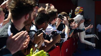 Lewis Hamilton celebra su victoria en el GP de España de Fórmula 1.