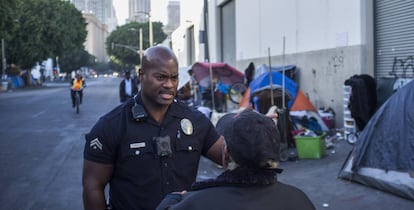 El agente Deon Joseph atiende las quejas de una mujer en Skid Row.