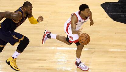 LeBron persigue a Lowry.