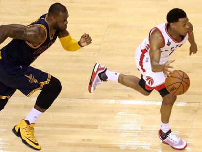 LeBron persigue a Lowry.
