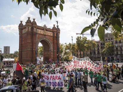 Quatre columnes de manifestants conflueixen a l'Arc de Triomf de Barcelona aquest dissabte al matí.