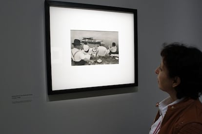 Público da exposição diante da fotografia Domingo na orla do Sena, tomada em 1938.