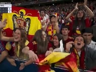 Un miembro del público asistente a la final de la Liga de Naciones porta una bandera de España con el escudo y el águila. Captura de TVE.