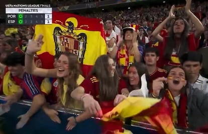 Un miembro del público asistente a la final de la Liga de Naciones porta una bandera de España con el escudo y el águila. Captura de TVE.