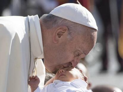El papa Francisco bendice a un reci&eacute;n nacido durante su audiencia general de los mi&eacute;rcoles.