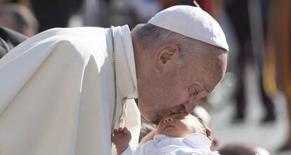 El papa Francisco bendice a un reci&eacute;n nacido durante su audiencia general de los mi&eacute;rcoles.