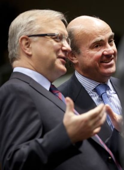 El comisario de Asuntos Monetarios, Olli Rehn (izquierda), y Luis de Guindos, el lunes en Bruselas.