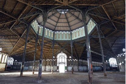 El mercado de Sant Antoni con su interior despejado a la espera del inicio de las obras.