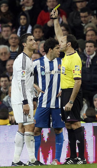 Ronaldo ve una tarjeta amarilla.