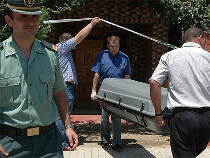El servicio funerario saca el cuerpo de Rosaura Casquero, la mujer de 82 años degollada por su marido, Ramón Lozano.