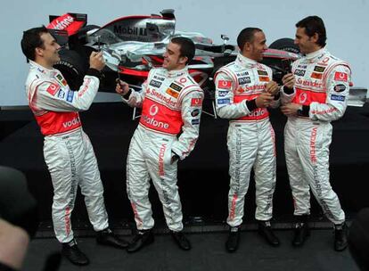 Gary Parffet, Fernando Alonso, Lewis Hamilton y Pedro Martnez de la Rosa, durante la presentacin de McLaren en Valencia en enero.