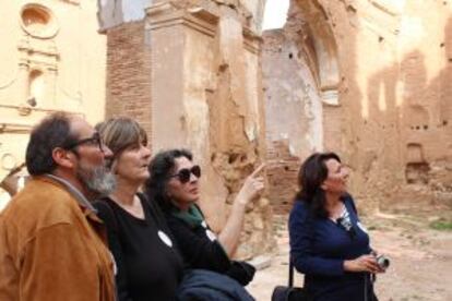 El dibujante Sento Llobell, con tres hijas del médico Pablo Uriel, el sábado en las ruinas de Belchite.