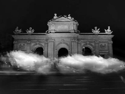 La instalación<i> Atmósfera,</i> de la artista mexicana Darya von Berner, envolverá la Puerta de Alcalá de las nueve de la noche de mañana a las cinco de la madrugada del domingo.