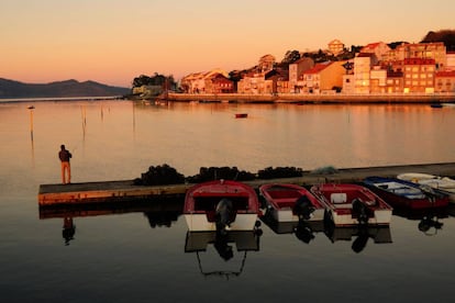 Varias localizaciones de la comarca de O Salnés, en Pontevedra, prestan su imagen a Oeste, comarca ficticia de 'Vivir sin permiso', la serie de televisión basada en la obra de Manuel Rivas. Cuenta la lucha de poder que se desencadena cuando el poderoso empresario Nemesio 'Nemo' Bandeira (José Coronado), que oculta que tiene alzhéimer, pone en marcha el proceso para elegir sucesor; su ahijado, el brillante Mario Mendoza (Álex González), se convertirá en su peor enemigo. Como telón de fondo, el Pazo da Toxeiriña en Moraña, Illa de Arousa y Vilagarcía de Arousa (en la foto, el puerto de Carril), el puerto de Vigo, calles y edificios de Santiago de Compostela, la zona costera y el puerto de Ribeira. Una atmósfera muy particular. Y el mar, omnipresente.