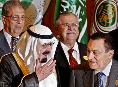 El rey saudí, Abdalá, habla con el presidente egipcio, Hosni Mubarak, ante el presidente iraquí, Yalal Talabani (detrás, en el centro), ayer en Riad.