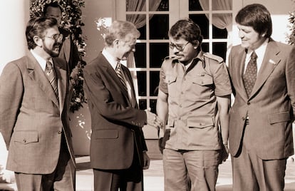 Jimmy Carter se reúne con Alfonso Robelo, Daniel Ortega y Sergio Ramírez, de la junta de Nicaragua, en septiembre de 1979.  En ese encuentro les ofreció ayuda militar, que incluía el entrenamiento de sandinistas en las bases de EE UU en Panamá. 