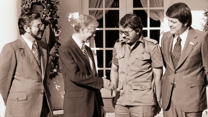 Jimmy Carter saludaba el 24 de septiembre de 1979 a Daniel Ortega en la Casa Blanca en presencia de Sergio Ramírez (derecha) y Alfonso Robelo.