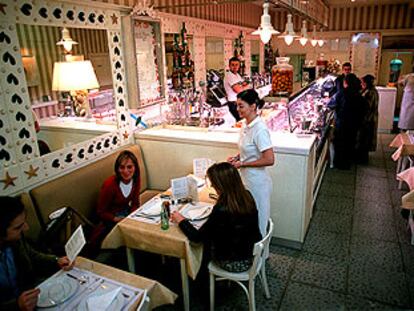 Un vistoso expositor domina el restaurante El Cucurucho del Mar, en Madrid.