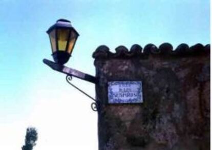 Un farol ilumina la famosa calle de Los Suspiros en Colonia.