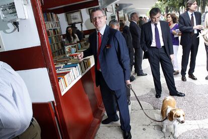 El alcalde de Madrid, Alberto Ruiz-Gallardón, acompañado de su perro, inauguró ayer la 24ª edición de la Feria del Libro Antiguo y de Ocasión
