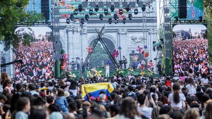 Una multitud asiste al concierto que el músico colombiano Camilo ofreció en la puerta de Alcalá en Madrid en 2022.