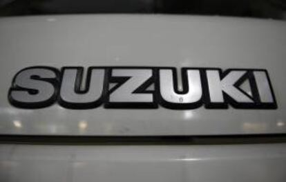 Logo de la multinacional japonesa Suzuki en un vehículo aparcado en las calles de Tokio en Japón.