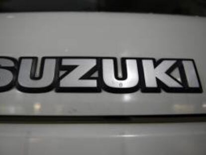Logo de la multinacional japonesa Suzuki en un vehículo aparcado en las calles de Tokio en Japón.