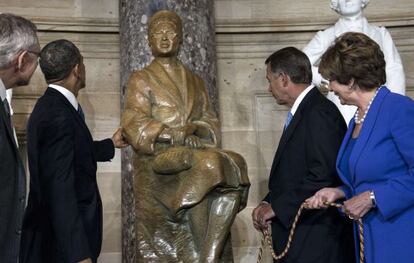 Barack Obama descubre la estatua de Rosa Parks junto a los l&iacute;deres del Congreso de EE UU.