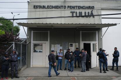 Funcionarios penitenciarios y fuerzas de seguridad se reúnen frente al establecimiento penitenciario de Tuluá, en Colombia, el martes 28 de junio de 2022.