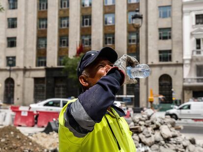 Un obrero trabaja cerca de la Gran Vía madrileña este miércoles de extremo calor en la capital. Las temperaturas diurnas y nocturnas estarán en casi todo el país entre 5° y 10° por encima de lo normal y en el caso de las máximas en el tercio norte la anomalía será mayor, de entre 10 y 15°.   