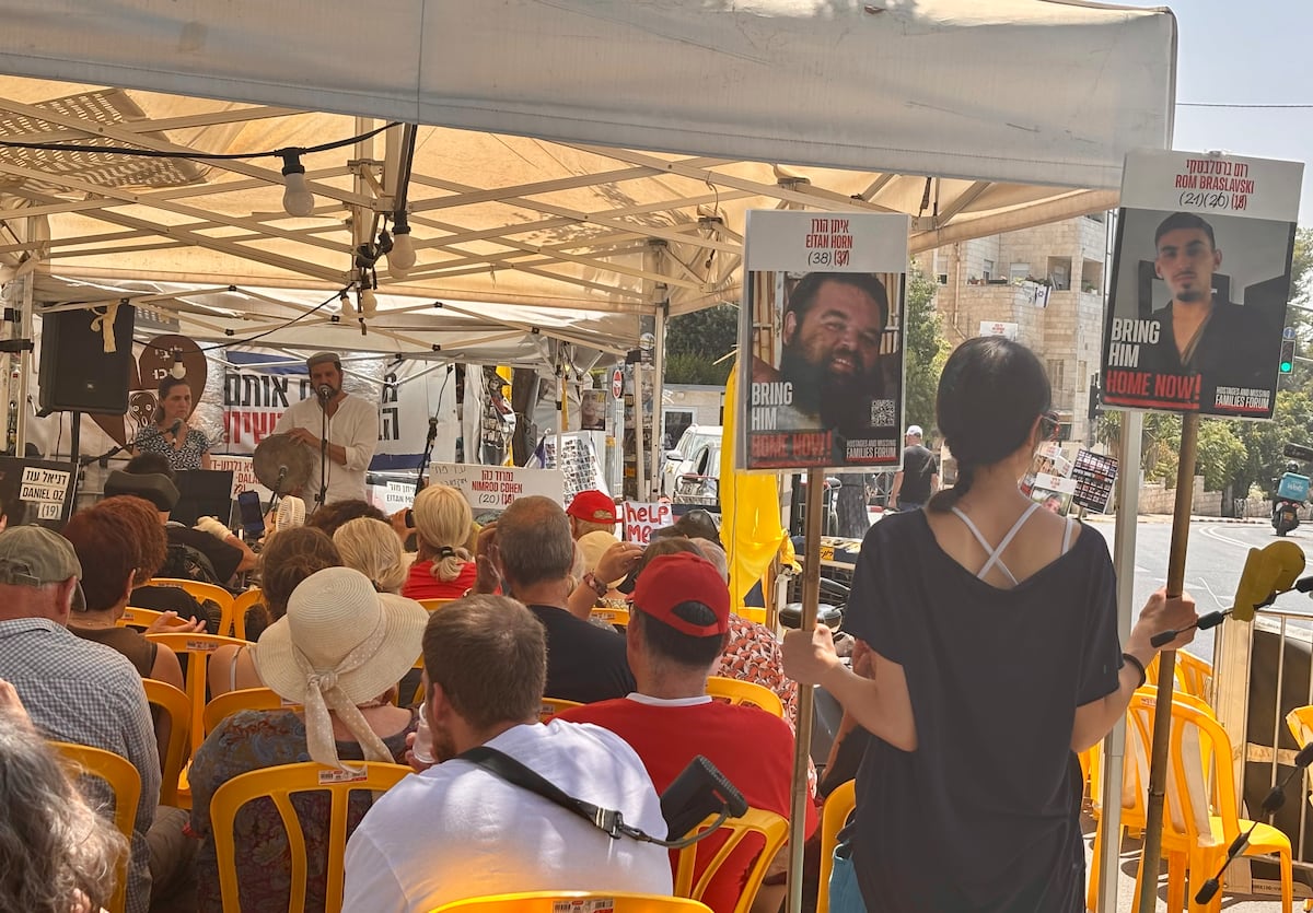 Manifestantes frente a la residencia de Netanyahu: “Hace mucho que no piensa en los rehenes, sino en salvarse a sí mismo”