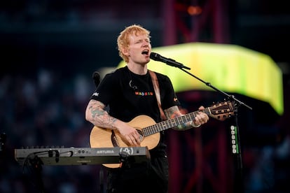Ed Sheeran, anoche, en las primeras canciones de su concierto en el estadio Metropolitano de Madrid. 