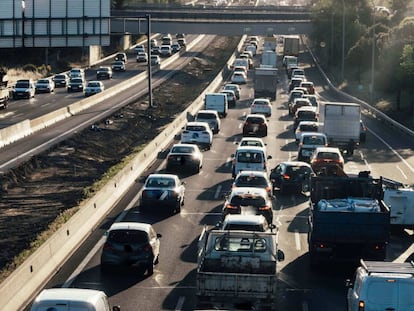 La DGT recomienda no cruzar una carretera en la que haya fuego y mantenerse informado