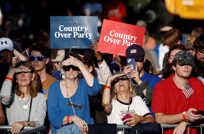 Asistentes al mitin de Kamala Harris y Liz Cheney en Ripon (Wisconsin).